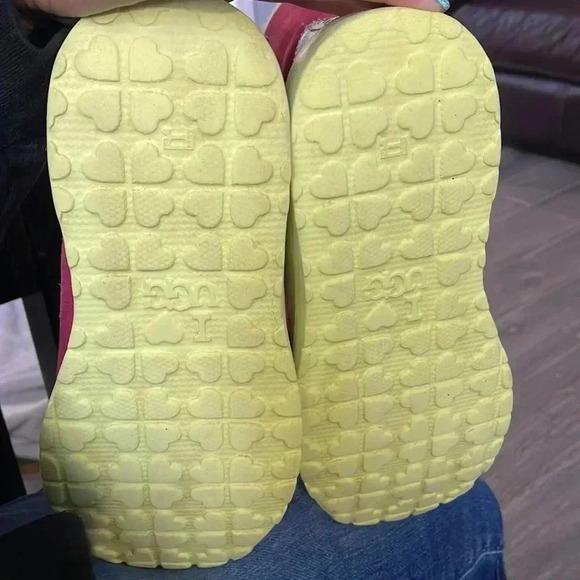 Ugg heart knotty paint splatter , mini boots - Picture 8 of 8